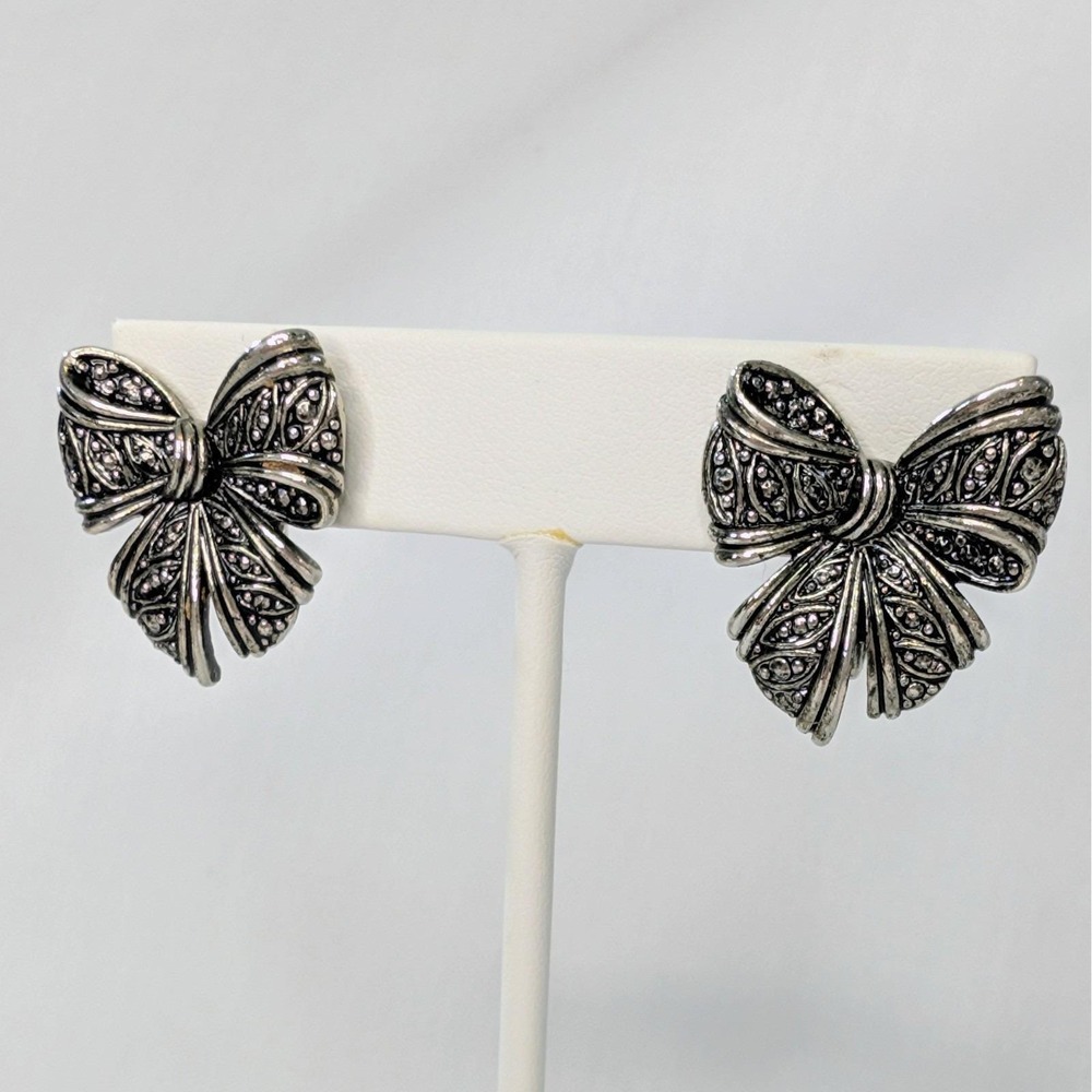 Vintage 1990 AVON Clip On Filigree Antique Silver Bow Earrings 1" - Picture 2 of 9